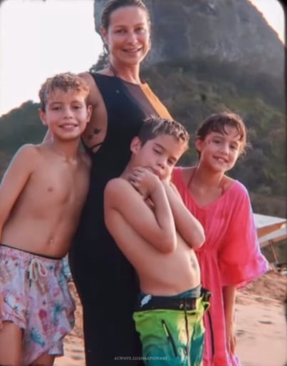 Luana Piovani junto com seus filhos com Pedro Scooby