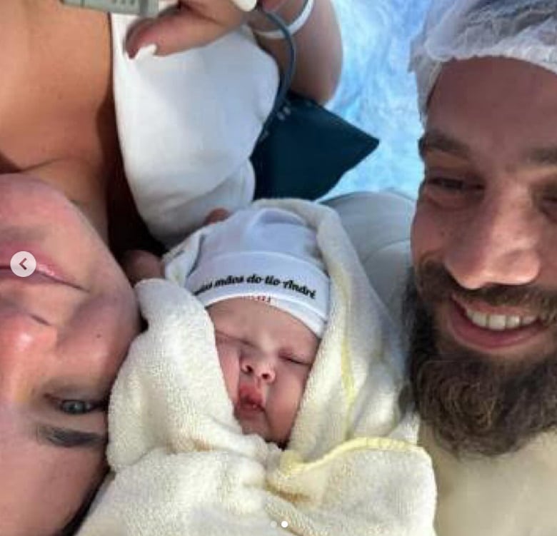 Rafael Cardoso com a filha recém-nascida e a mãe da criança