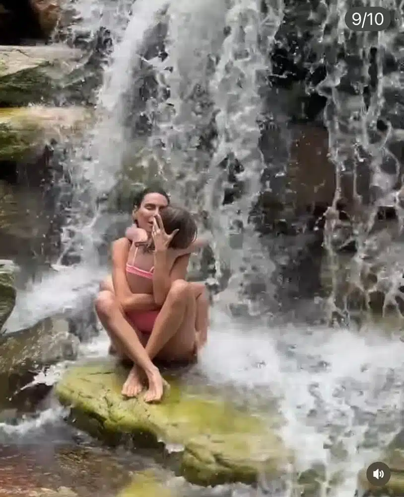 Nina, filha de Mel e Rodrigo Santoro, na cachoeira com a mãe