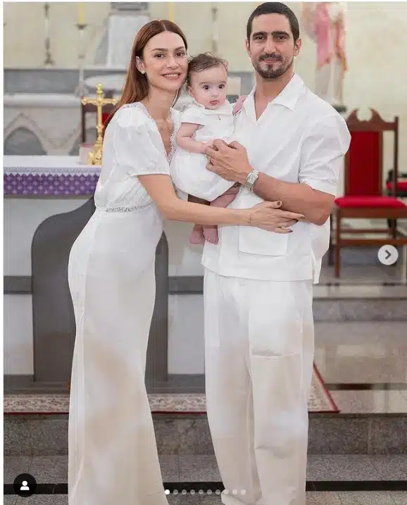 Thaila Ayala mostra fotos do batizado de sua bebê com Renato Góes e impressiona 