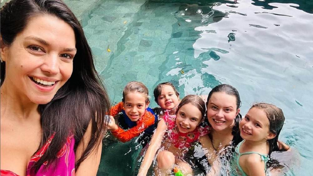 Thais Fersoza e Mari Bridi se divertindo com os filhos na piscina
