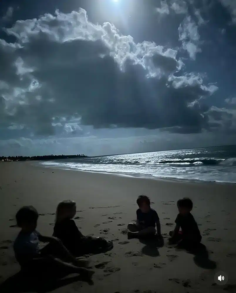 Os filhos de Paulo Gustavo e Thales em uma praia na Austrália