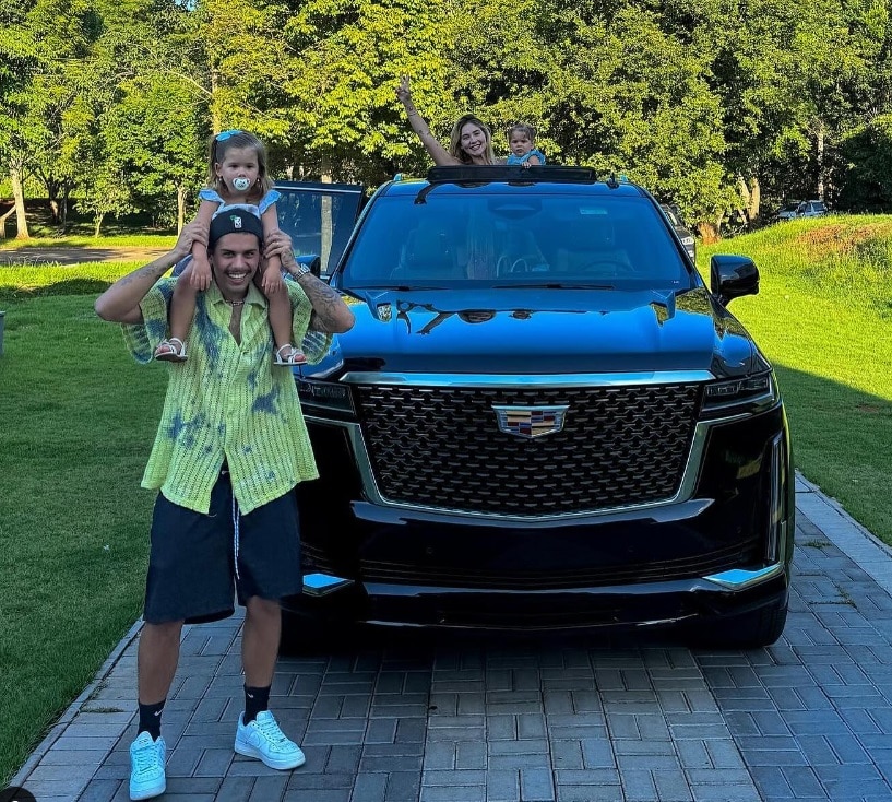 Zé Felipe e Virgínia surgiram com as filhas no carro novo