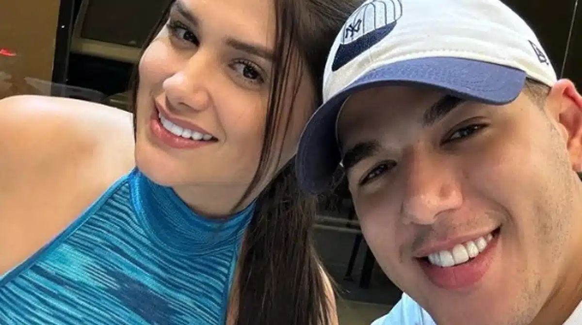 Zé Vaqueiro e a esposa mostraram seu bebê especial