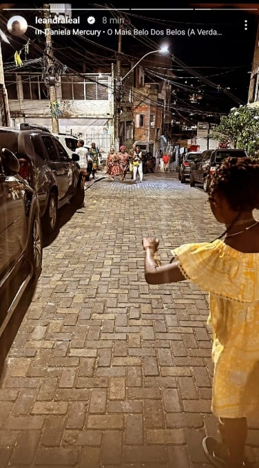 Filha de Leandra Leal surge passeando pelas ruas de Salvador e impressiona 