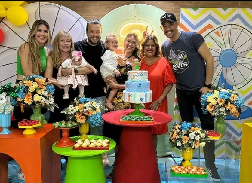Bruno do KLB posa com a família na festa de aniversário de dois anos de seu filho