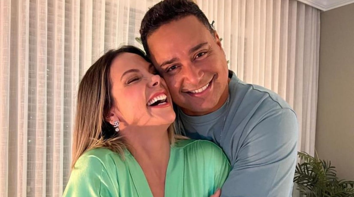 Carla Perez posa com Xanddy no palco e mostra seus outros filhos