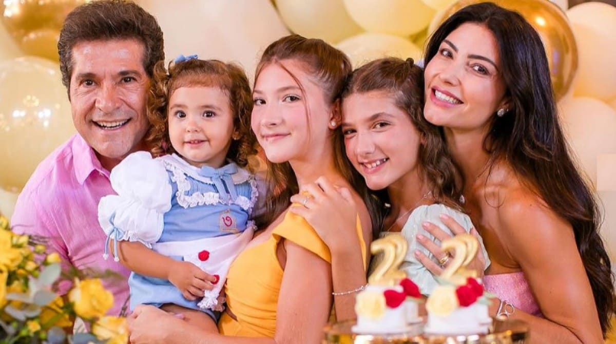 Daniel e Aline de Pádua mostram as lembrancinhas da festa de 2 anos da filha caçula