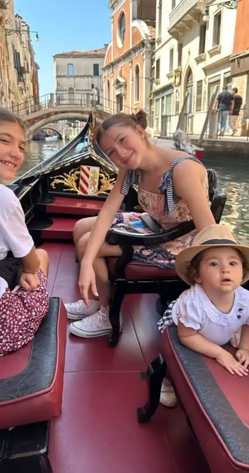 As filhas do cantor Daniel passeando de gôndola em Veneza