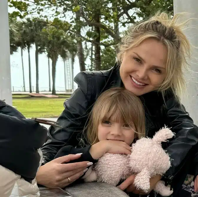 Eliana posa com sua filha em viagem de férias e encanta 