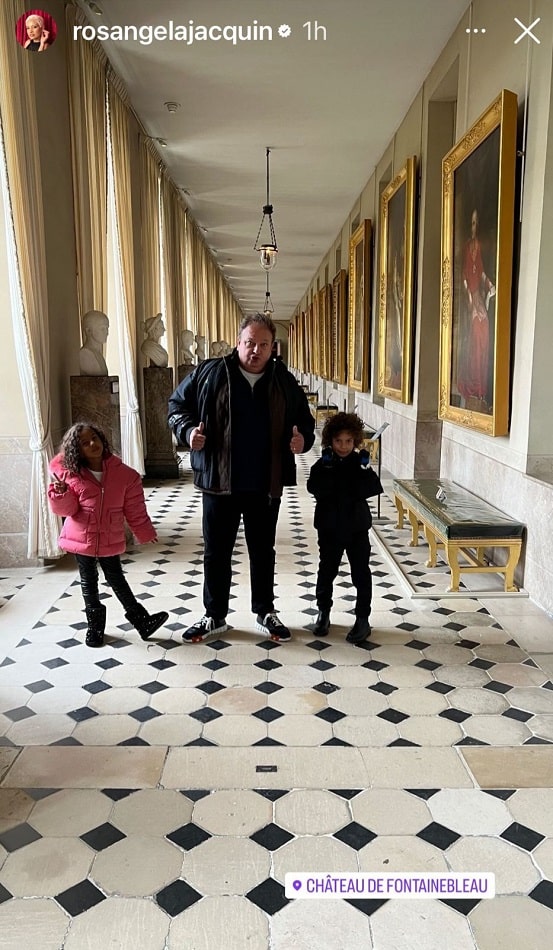 Erick Jacquin com os gêmeos, Élise e Antoine, em um dos palácios da França