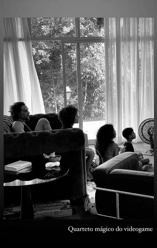 O ator Igor Rickli com os filhos adotivos e o biológico na sala de casa