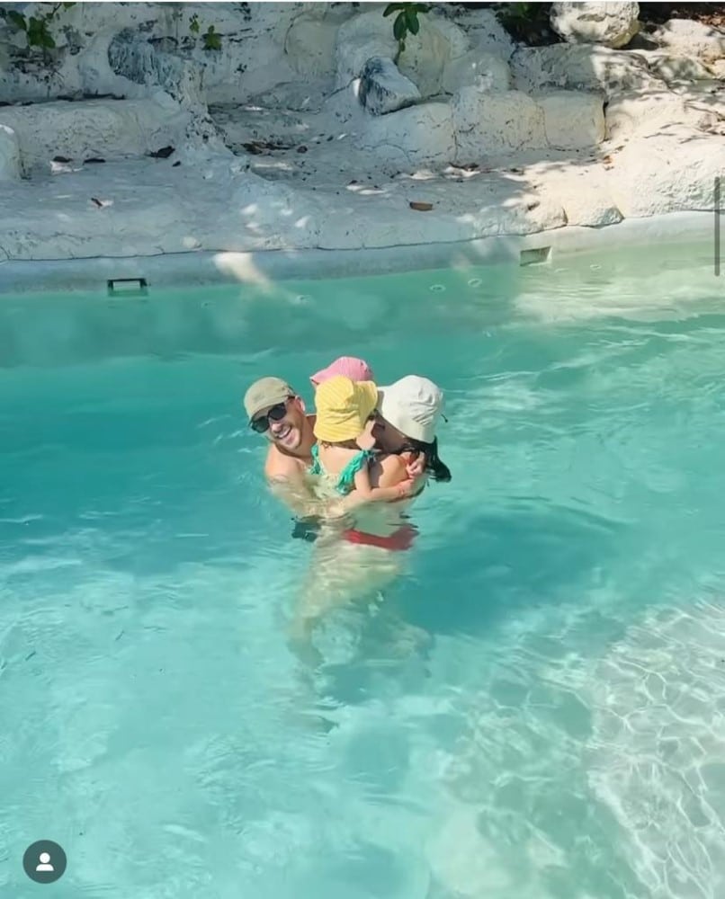 Junior Lima com os filhos e a esposa em uma piscina, no México