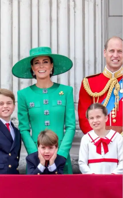 Kate Middleton e príncipe William no palácio com seus filhos