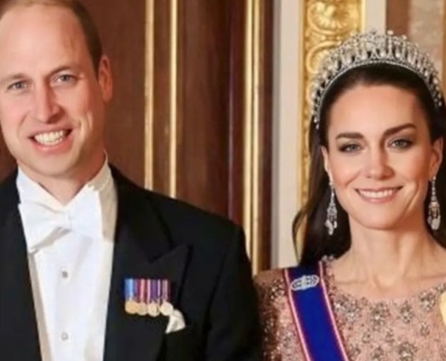 Kate Middleton surgiu no palácio junto dos filhos