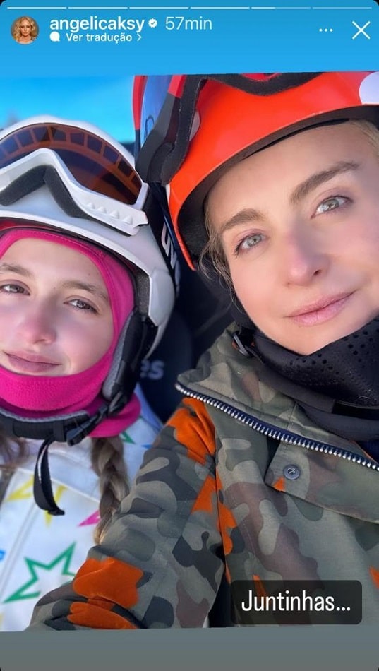 Eva, filha de Angélica e Luciano Huck, em uma estação de esqui com a mãe