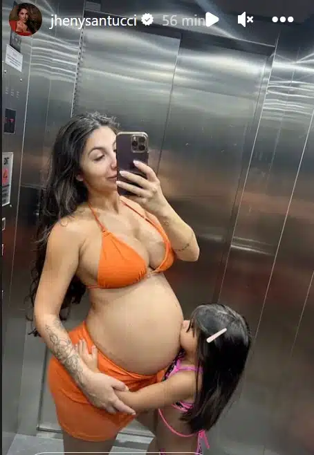 Filha de Maíra Cardi junto com a madrasta grávida