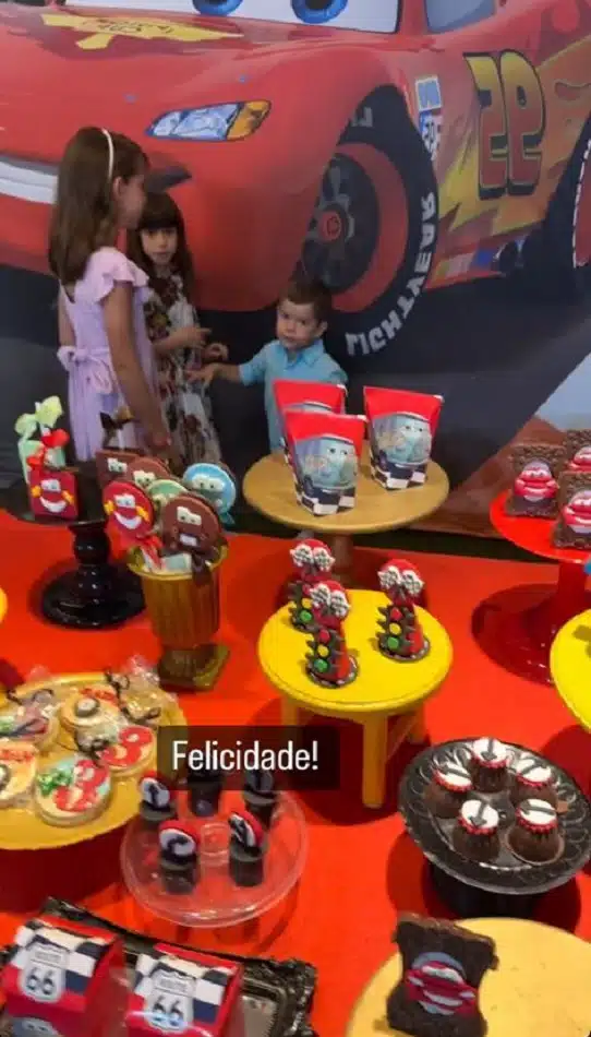 Os filhos mais novos de Malvino Salvador na festa do caçula