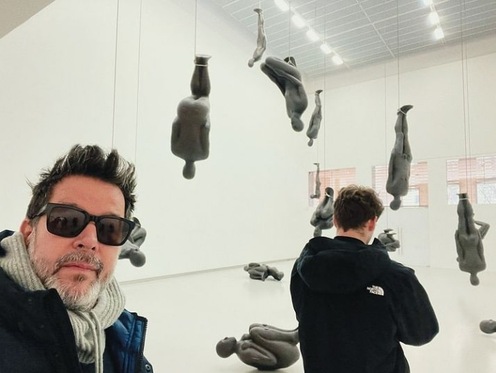 Murilo Benício surge com seu filho mais novo em exposição de museu diferente  