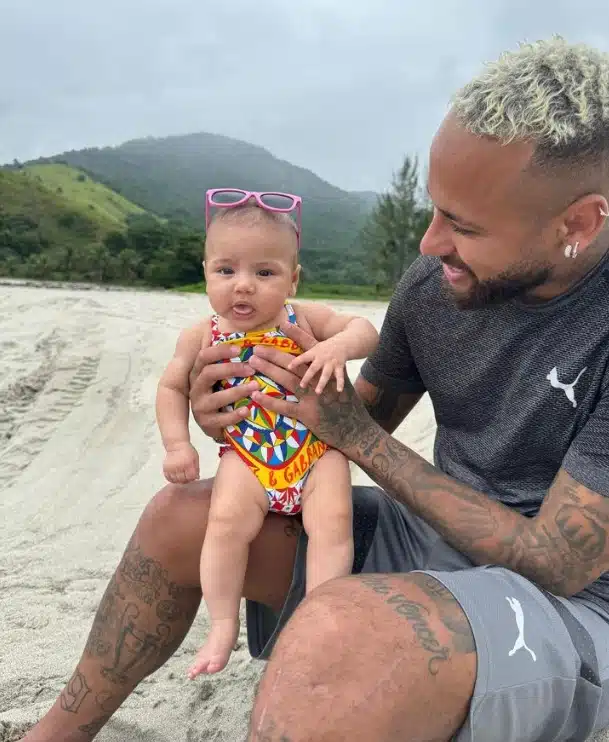Neymar Jr e sua filha Msavie em dia de praia