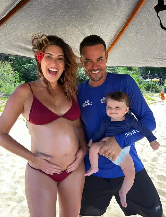 Grávida, Fernanda Paes Leme posa com Paulinho Vilhena e sua bebê