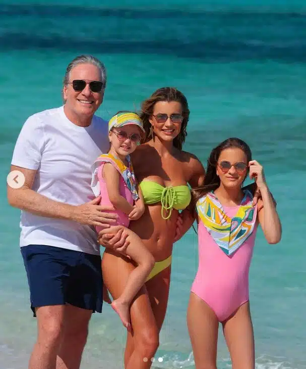 Roberto Justus durante viagem com suas filhas
