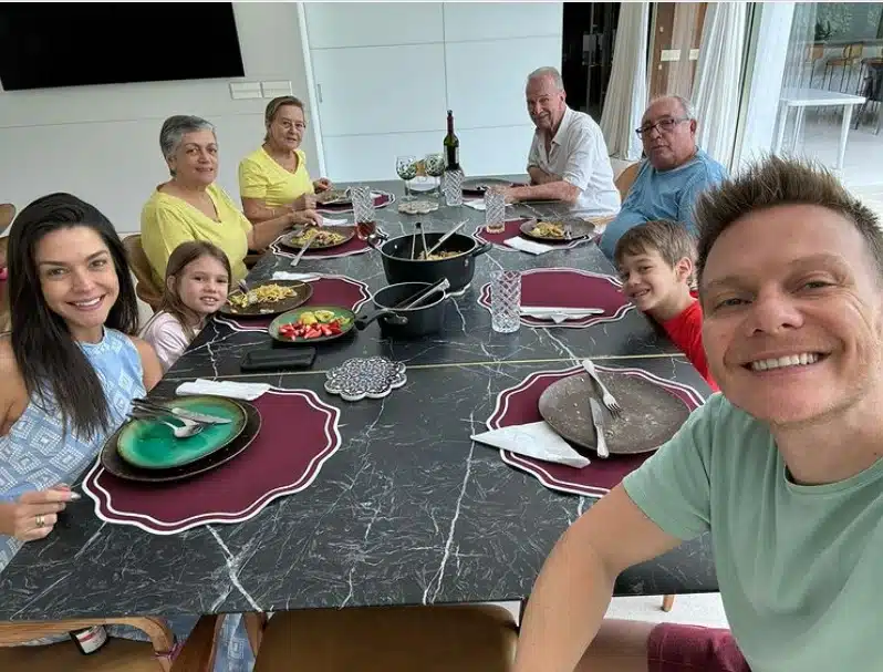 Thaís Fersoza e Michel Teló surgem em almoço com os filhos e os avós deles e impressiona 
