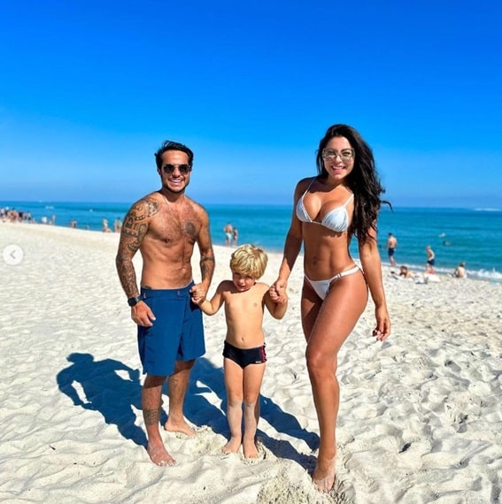 Thammy Miranda posa com seu filho e esposa em praia nos EUA e impressiona 