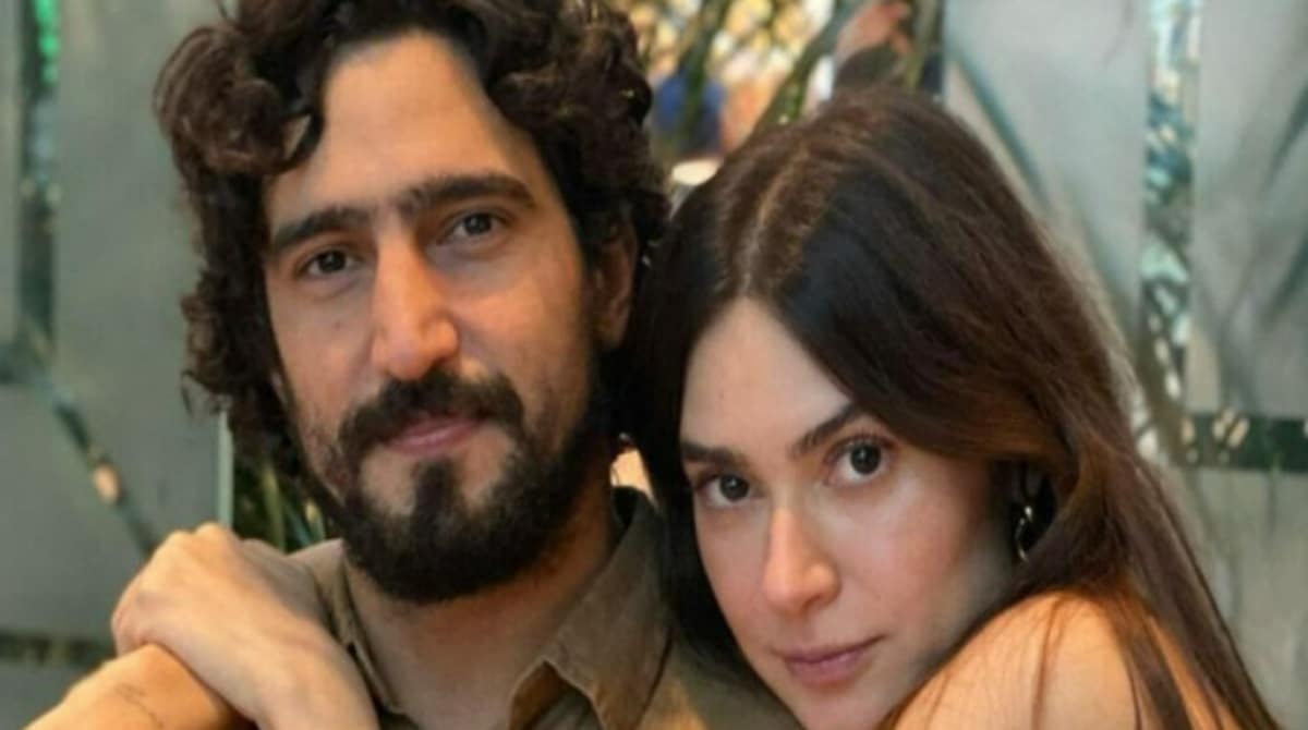 Thaila Ayala e Renato Góes posam com sua bebê no primeiro Ano Novo da filha e impressionam