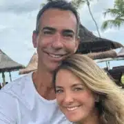 César Tralli e Ticiane Pinheiro posam com a filha mais nova, em férias na Bahia