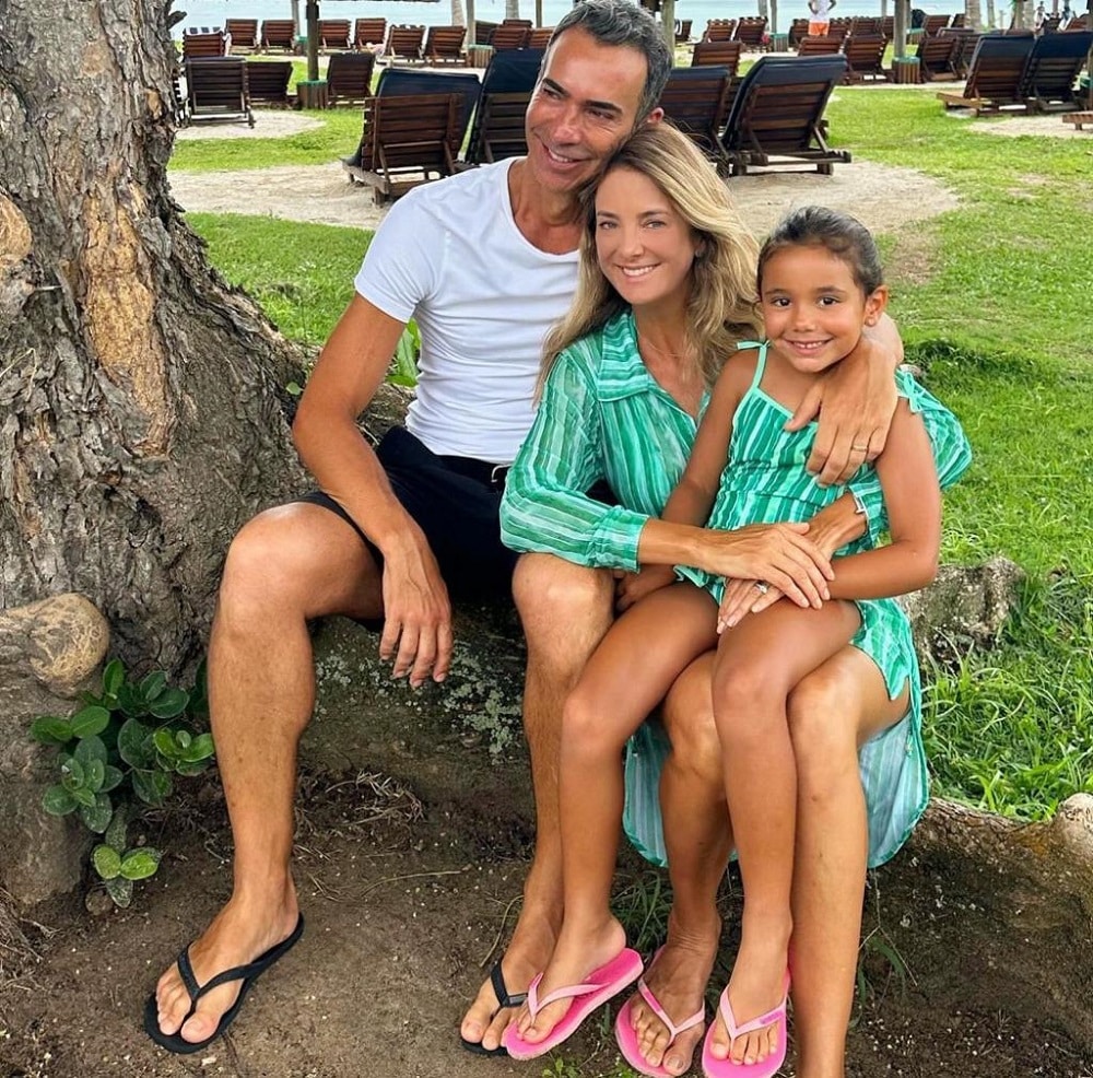 Manu, filha de Ticiane Pinheiro e César Tralli, usando uma roupa de praia combinando com a da mãe 