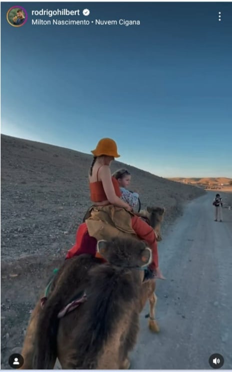 Fernanda Lima surge andando de camelo com sua caçula e impressiona 