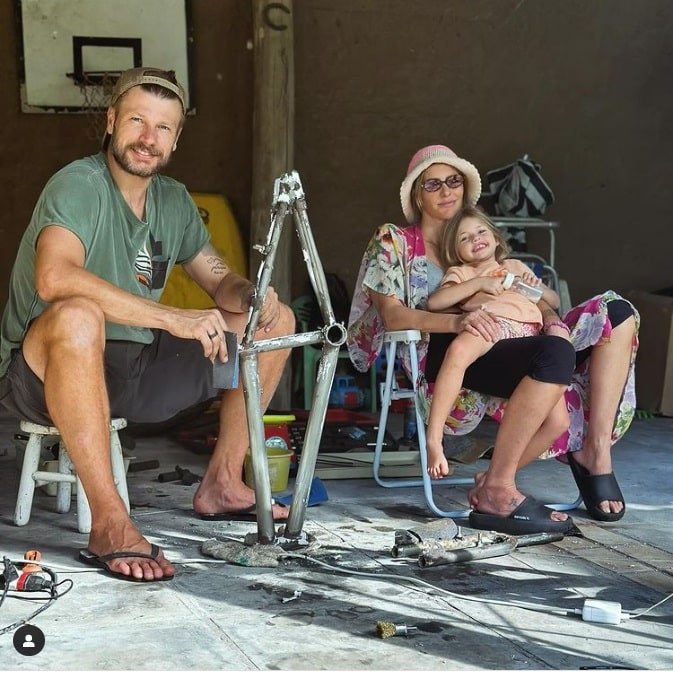 Rodrigo Hilbert surge fazendo a bicicleta de sua filha caçula com Fernanda Lima 