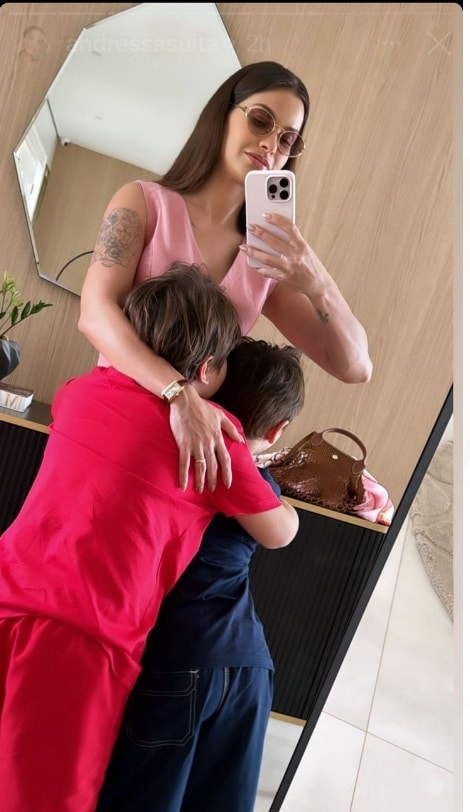 Andressa Suita posa com seus filhos com Gustavo Lima na mansão da família e encanta
