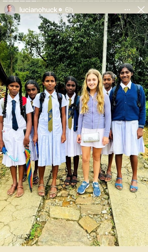 Eva, filha caçula de Angélica e Luciano Huck, com alunas no Sri Lanka