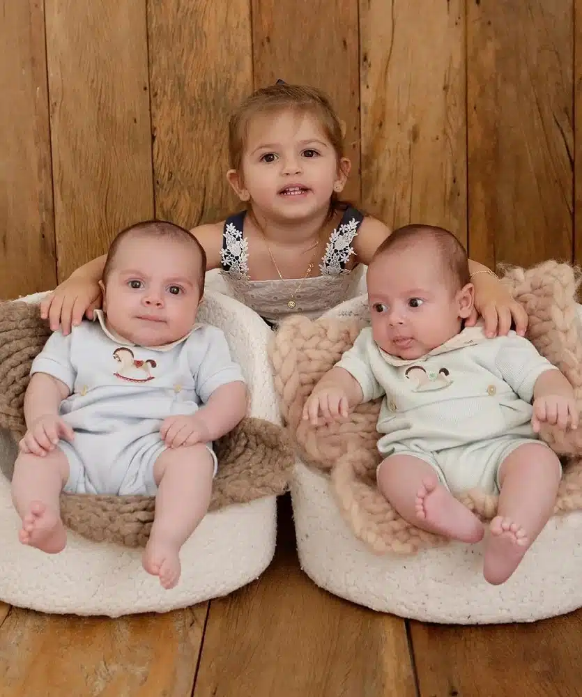 Os bebês gêmeos de Bárbara Evans com a irmã mais velha em um lindo ensaio de fotos 