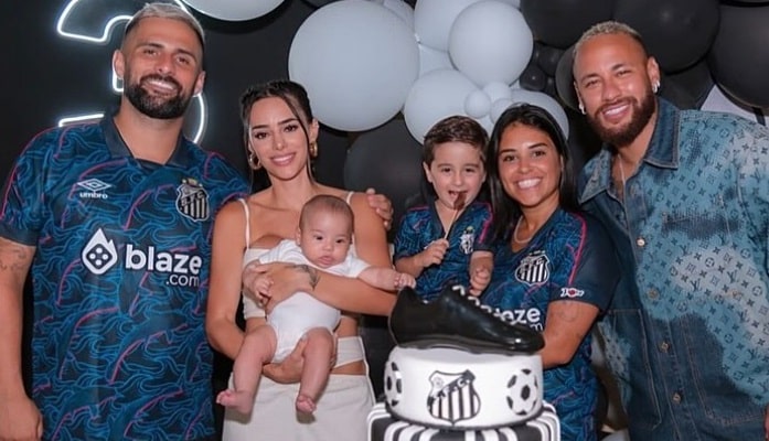 Bruna Biancardi com Neymar Jr e Mavie em uma festa infantil