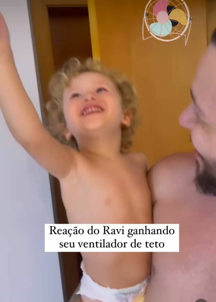 Bruno do KLB posa com seu bebê e mostra a reação dele ao ganhar um ventilador