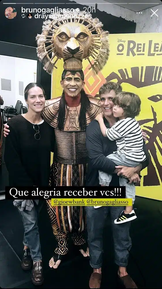 Gio e Bruno Gagliasso com o filho caçula nos bastidores de "O Rei Leão"