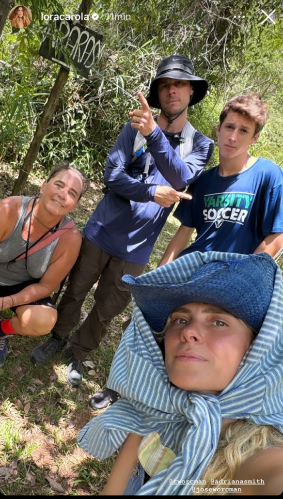 Carolina Dieckmann posa com o marido, o filho e uma amiga em trilha
