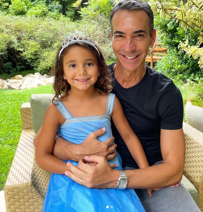 César Tralli junto com a filha com fantasia de princesa