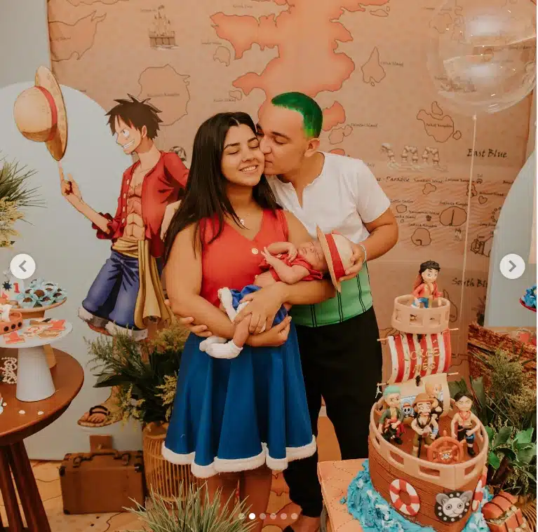 João Gomes e Ary Mirelle comemorando um mês de seu bebê