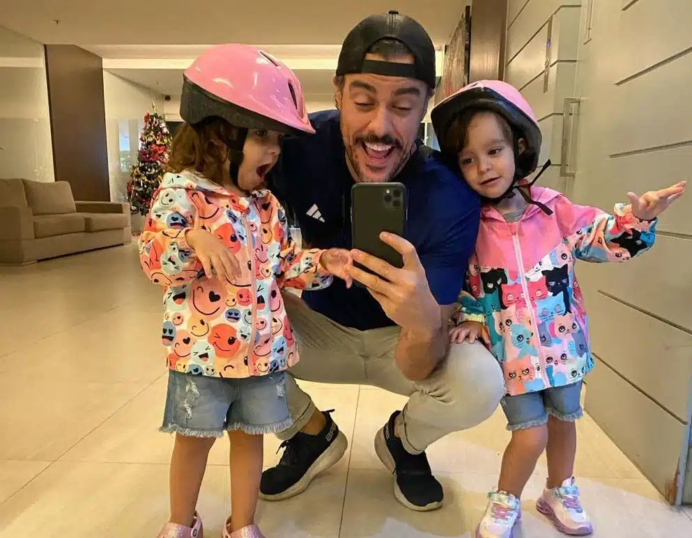 Joaquim Lopes posa com suas filhas e se emociona
