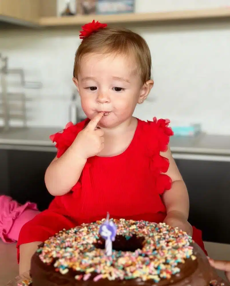 Sarah, caçula de Kaká, com seu delicioso bolo de 1 ano