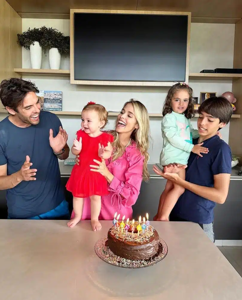 Kaká com os filhos comemorando o aniversário de um ano da caçula