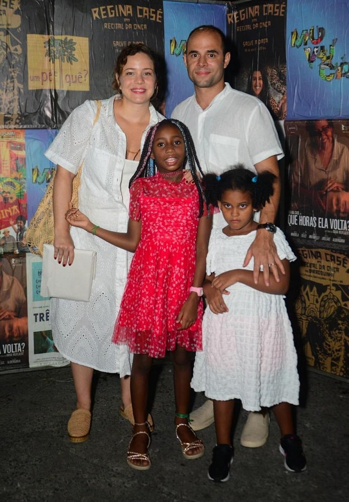 A atriz Leandra Leal com o marido, a filha e uma amiguinha da herdeira no aniversário de Regina Casé