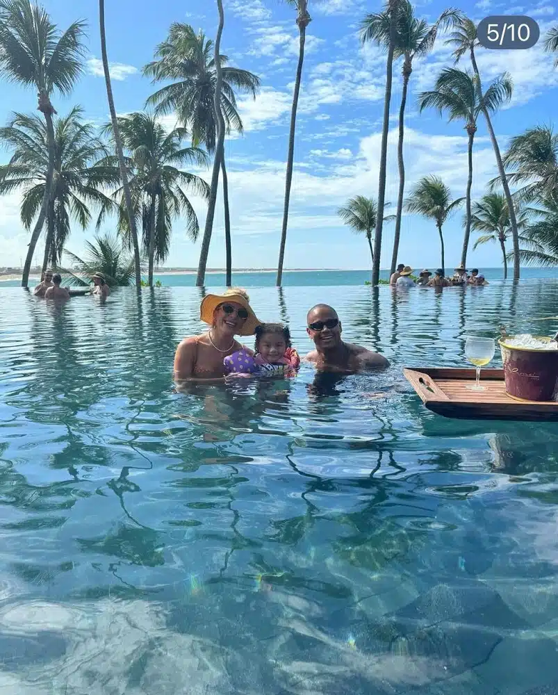 Liz, filha de Lore e Léo Santana, com os papais na piscina do luxuoso resort