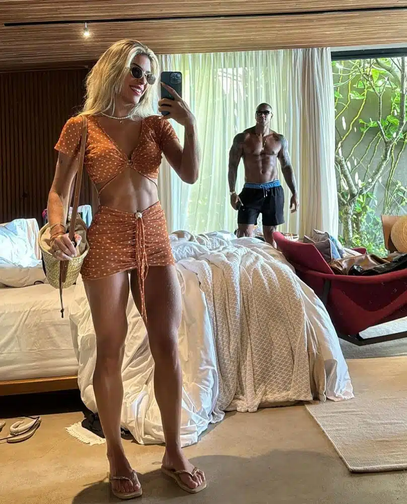 Lore Improta e Léo Santana no quarto do resort em que estão hospedados com Liz