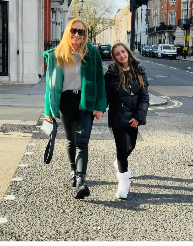 Filha de Luciano Huck e Angélica em passeio em Londres