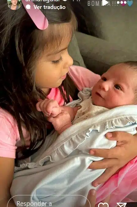 Filha de Maíra Cardi junto com o irmão recém-nascido